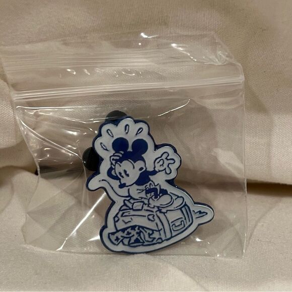 Disney Mickey Vacation Club Collectible trading pins set of 2! - Picture 3 of 6